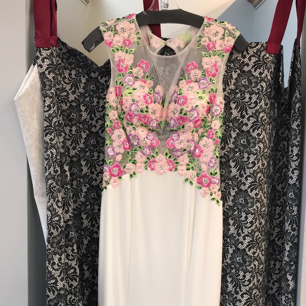 Jovani white/floral gown w/ open back size 2 NWT - Picture 3 of 8